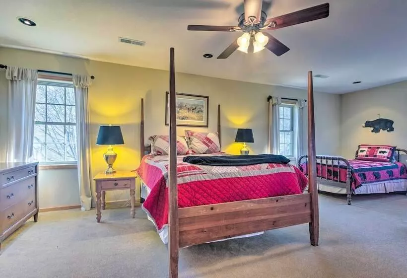 Burnsville Cabin: Wraparound Deck + Mountain View!