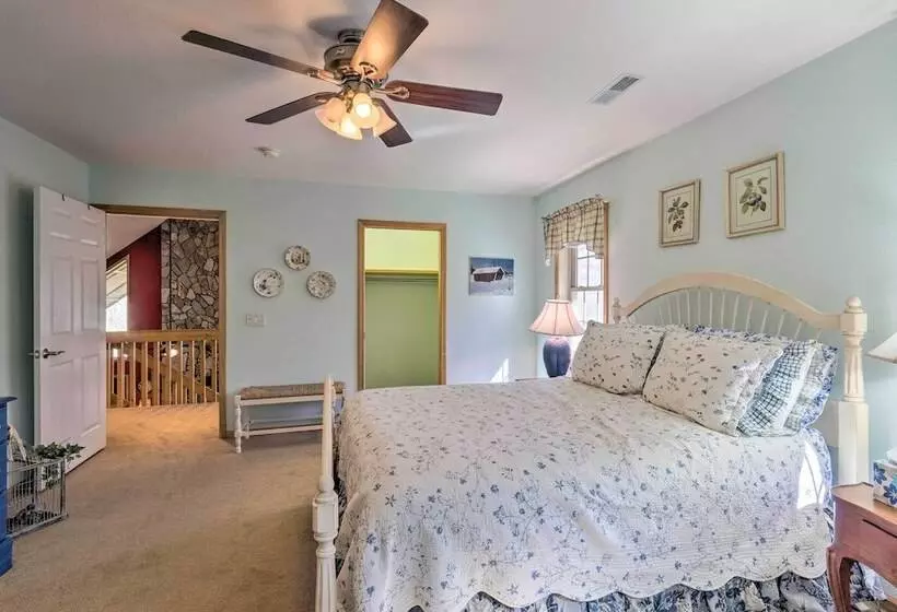 Burnsville Cabin: Wraparound Deck + Mountain View!