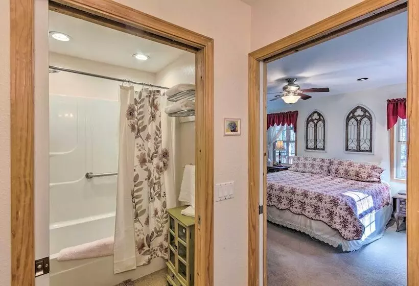 Burnsville Cabin: Wraparound Deck + Mountain View!