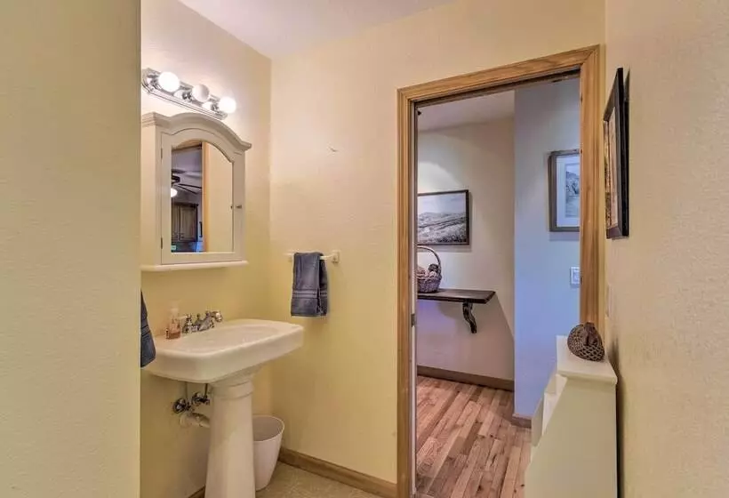 Burnsville Cabin: Wraparound Deck + Mountain View!