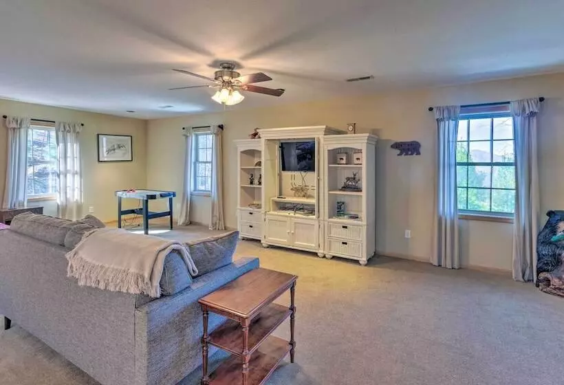 Burnsville Cabin: Wraparound Deck + Mountain View!