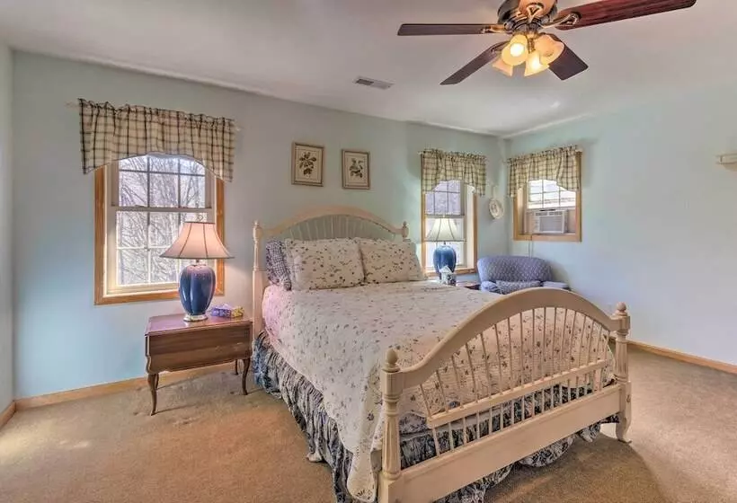 Burnsville Cabin: Wraparound Deck + Mountain View!