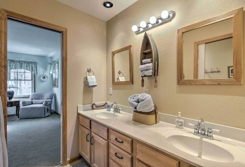 Burnsville Cabin: Wraparound Deck + Mountain View!