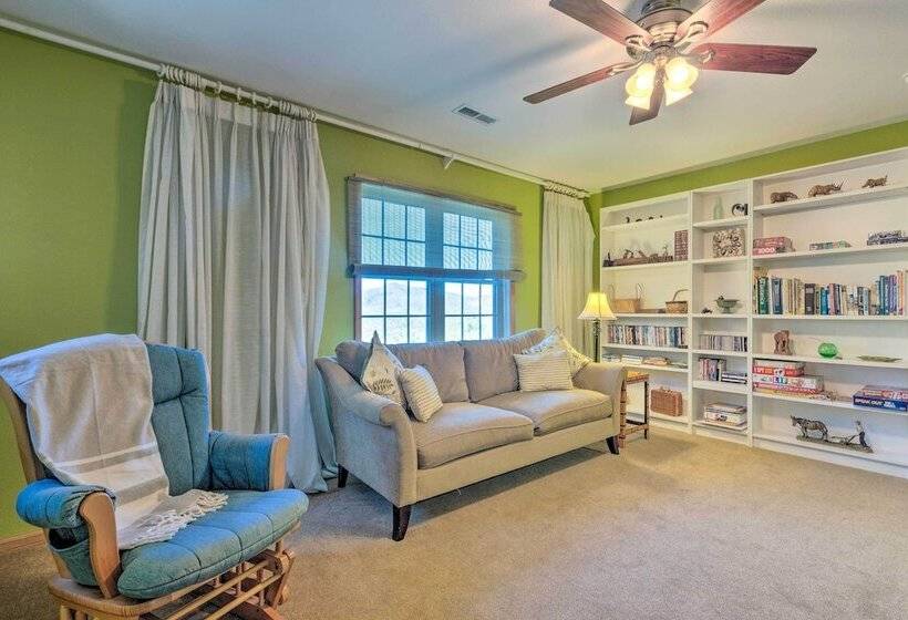 Burnsville Cabin: Wraparound Deck + Mountain View!