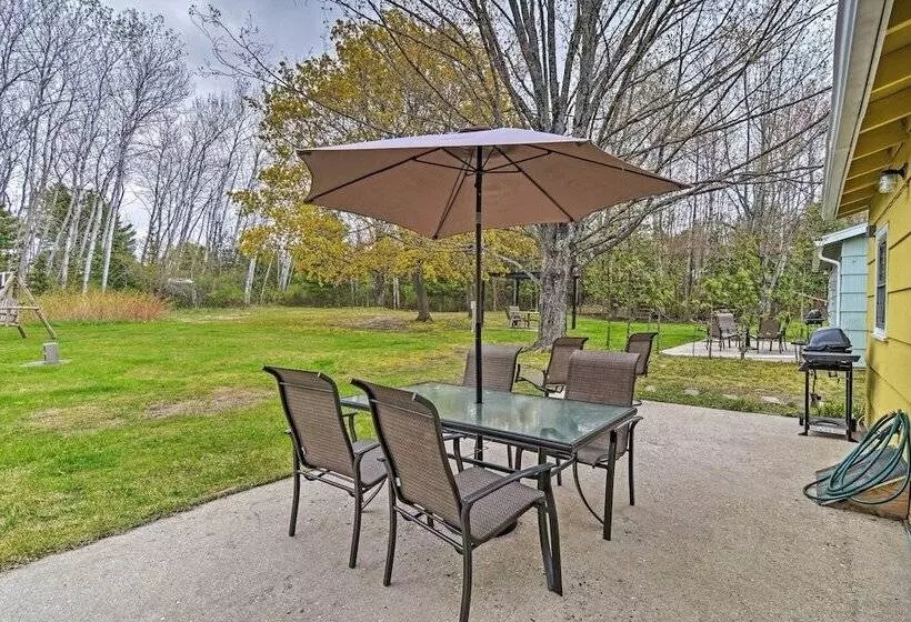 Pet Friendly Charlevoix Cabin: Walk To Lakefront!