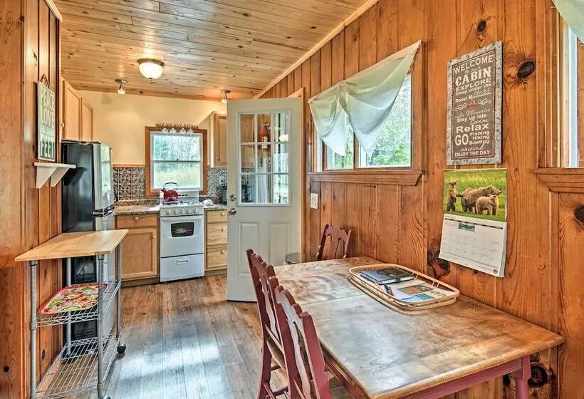 Pet Friendly Charlevoix Cabin: Walk To Lakefront!