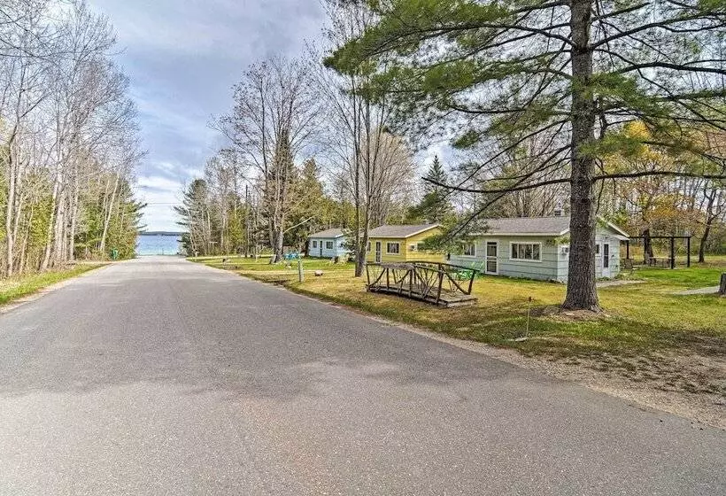 Pet Friendly Charlevoix Cabin: Walk To Lakefront!