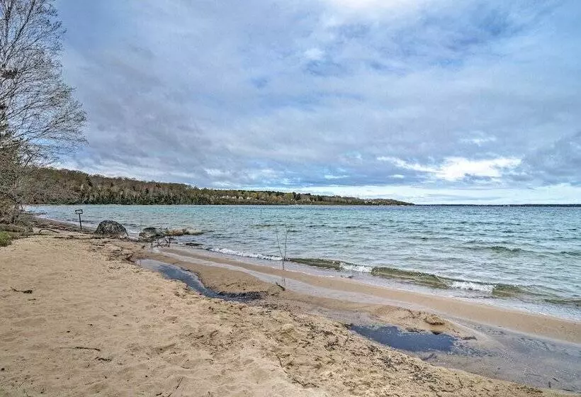 Pet Friendly Charlevoix Cabin: Walk To Lakefront!