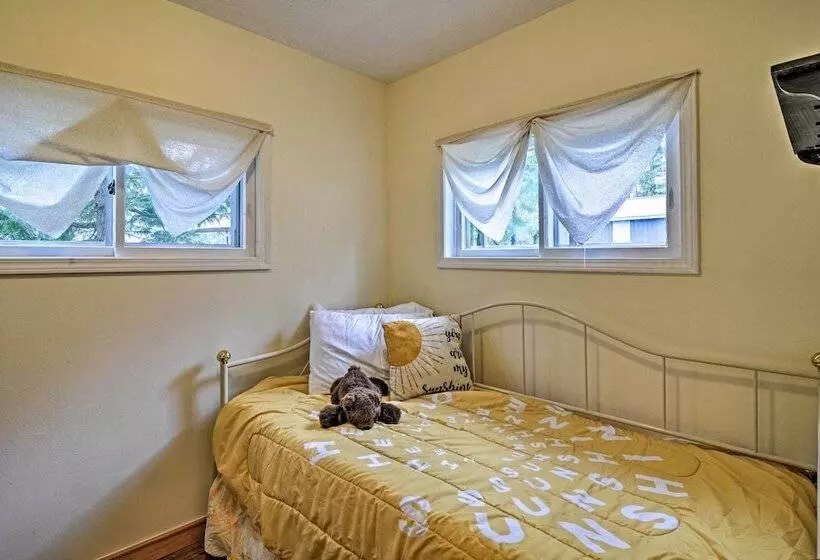 Pet Friendly Charlevoix Cabin: Walk To Lakefront!