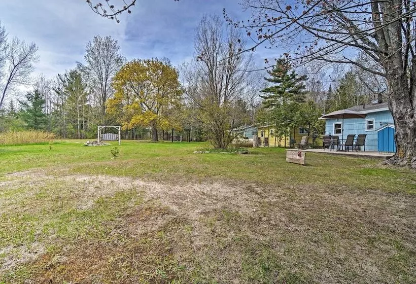 Pet Friendly Charlevoix Cabin: Walk To Lakefront!