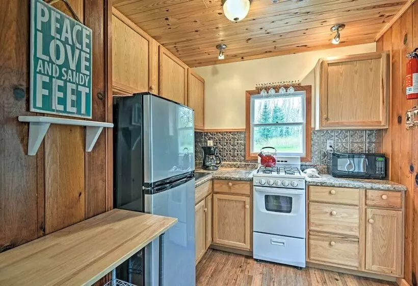 Pet Friendly Charlevoix Cabin: Walk To Lakefront!