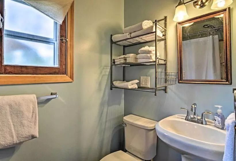 Pet Friendly Charlevoix Cabin: Walk To Lakefront!