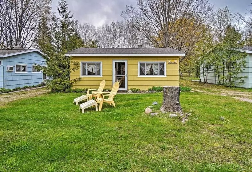Pet Friendly Charlevoix Cabin: Walk To Lakefront!
