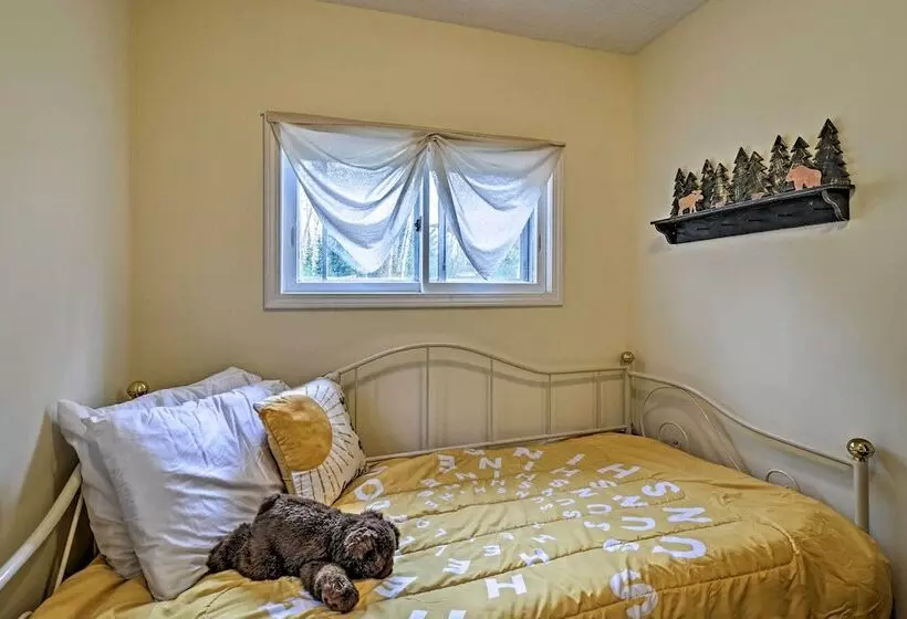 Pet Friendly Charlevoix Cabin: Walk To Lakefront!