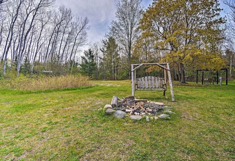 Pet Friendly Charlevoix Cabin: Walk To Lakefront!