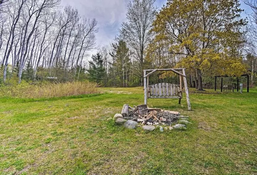 Pet Friendly Charlevoix Cabin: Walk To Lakefront!