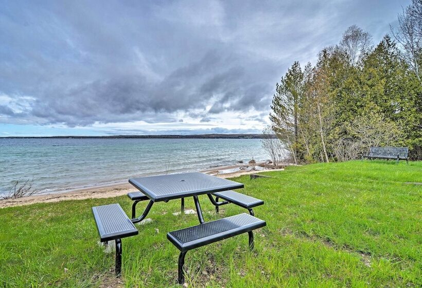 Pet Friendly Charlevoix Cabin: Walk To Lakefront!