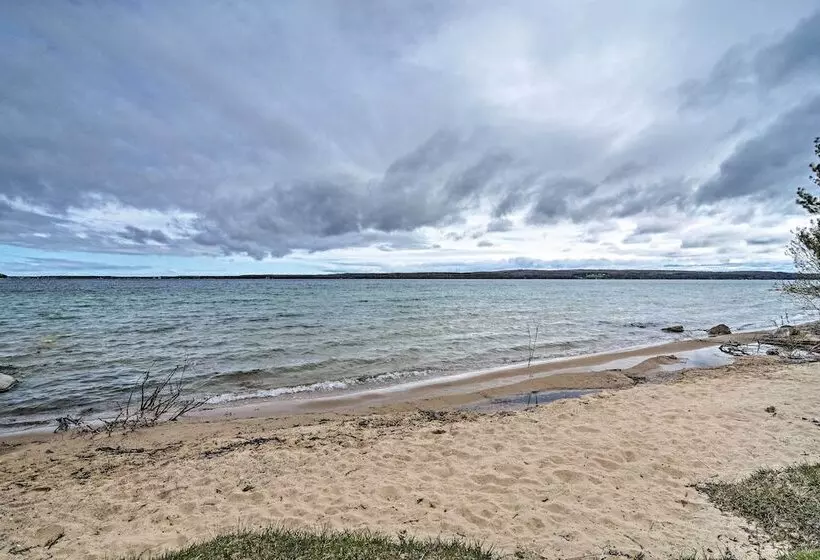 Pet Friendly Charlevoix Cabin: Walk To Lakefront!