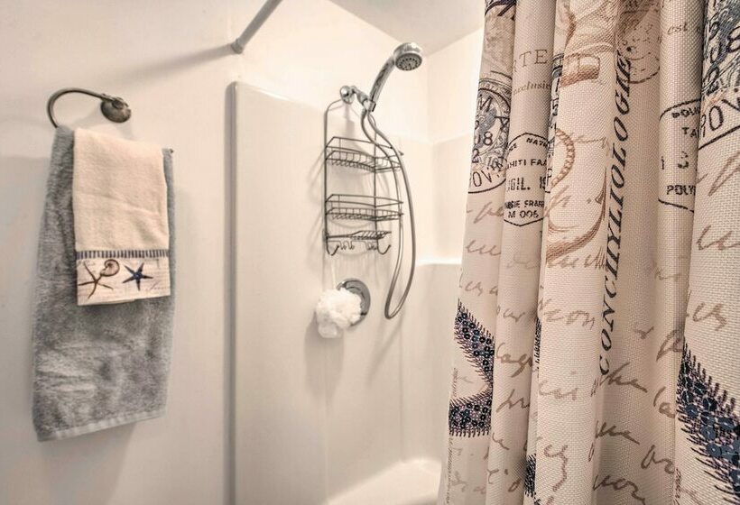 Catalina Island Home: Walk To Main Street Beach!