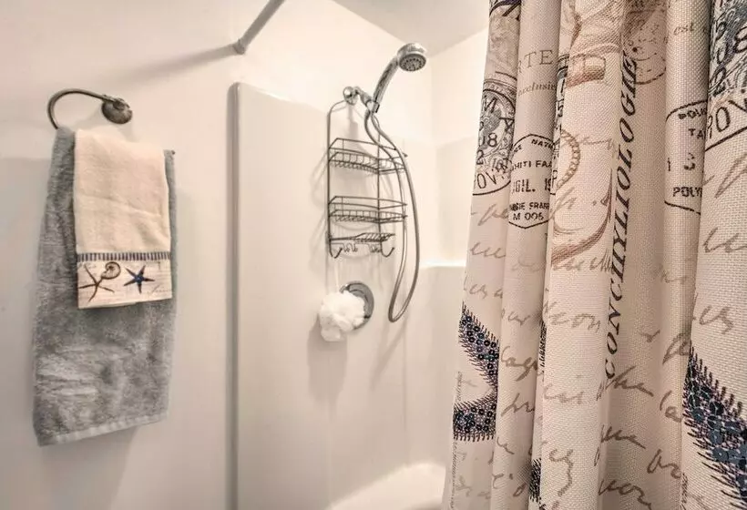 Catalina Island Home: Walk To Main Street Beach!