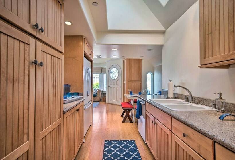 Catalina Island Home: Walk To Main Street Beach!