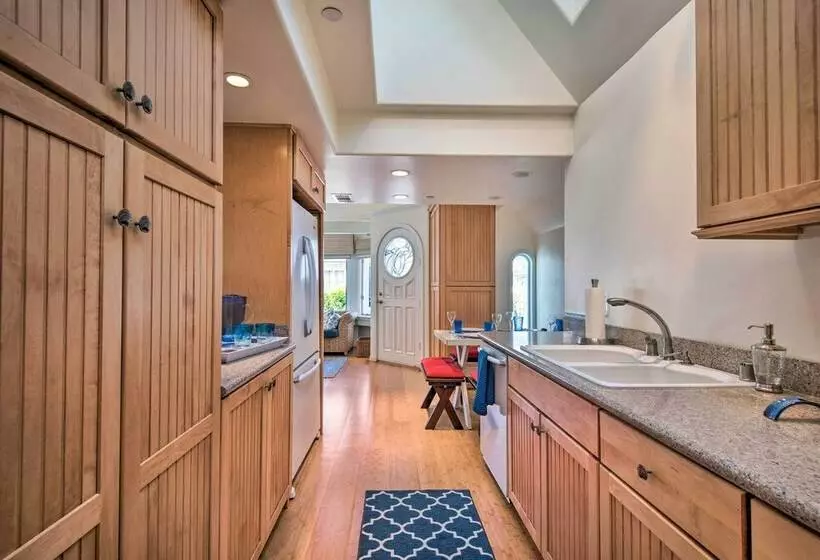 Catalina Island Home: Walk To Main Street Beach!