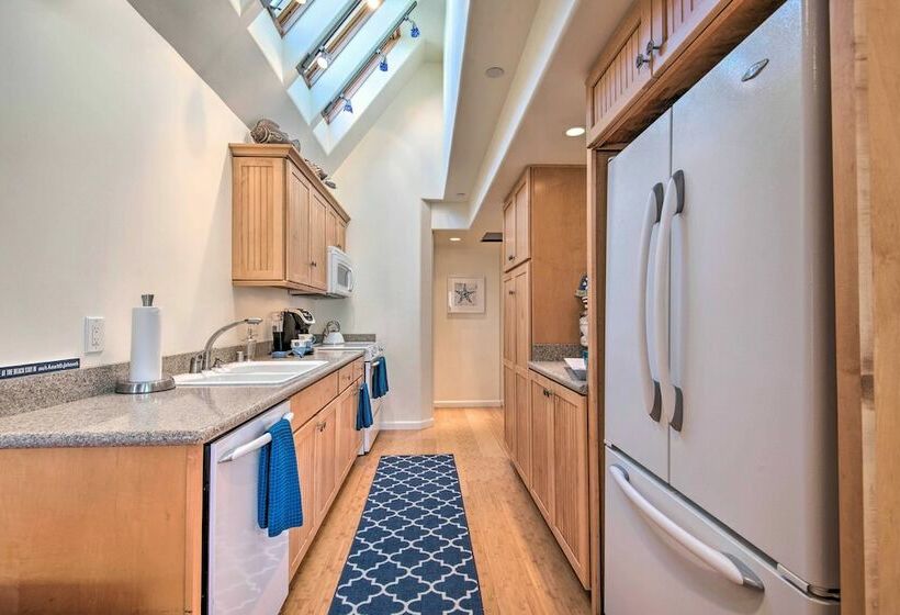 Catalina Island Home: Walk To Main Street Beach!