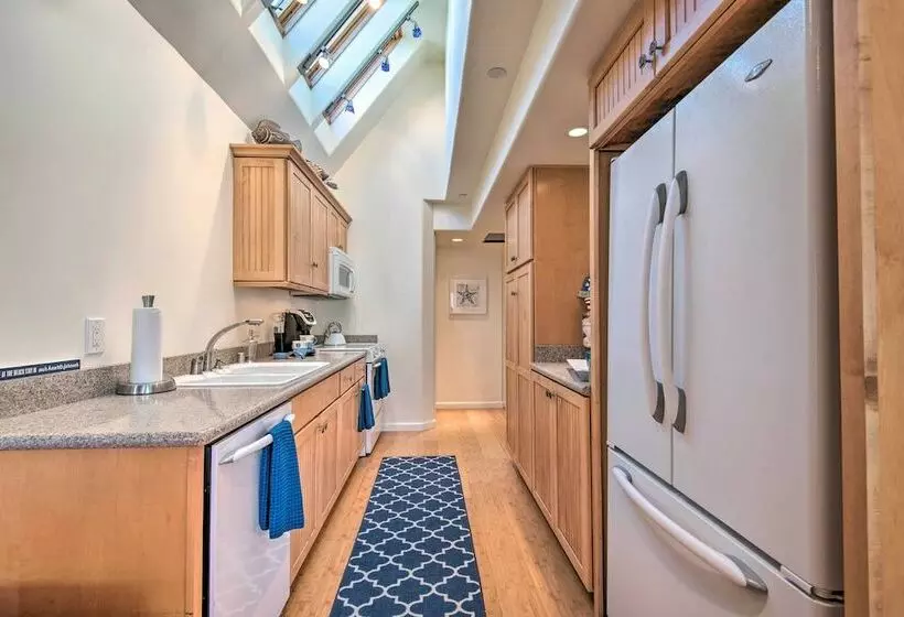 Catalina Island Home: Walk To Main Street Beach!