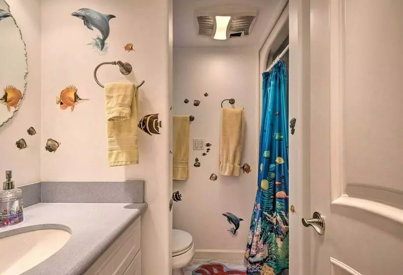 Catalina Island Home: Walk To Main Street Beach!