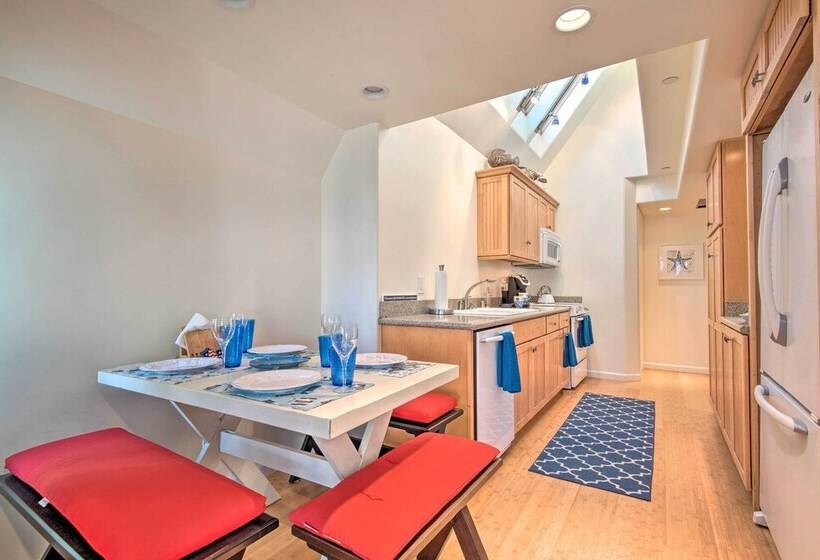 Catalina Island Home: Walk To Main Street Beach!