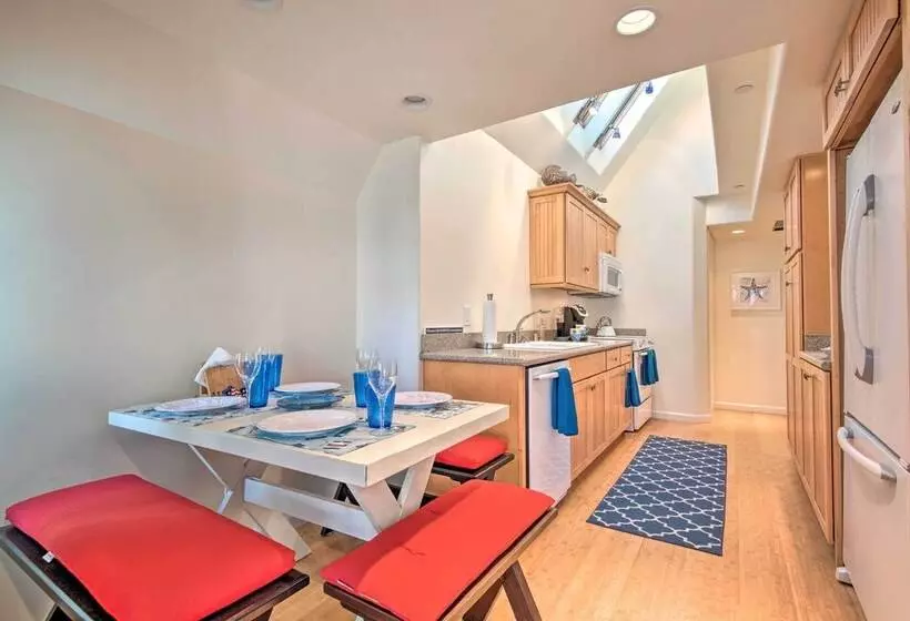 Catalina Island Home: Walk To Main Street Beach!