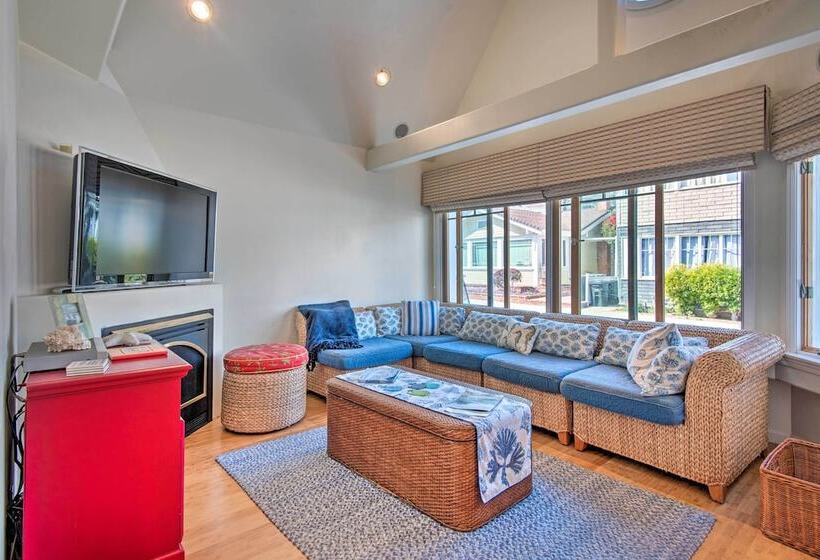 Catalina Island Home: Walk To Main Street Beach!