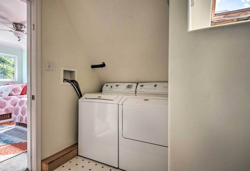 Catalina Island Home: Walk To Main Street Beach!