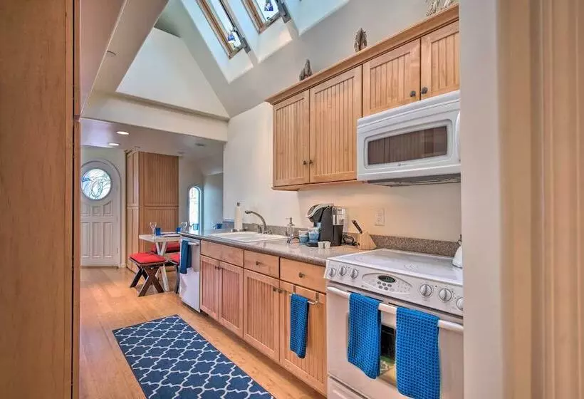 Catalina Island Home: Walk To Main Street Beach!