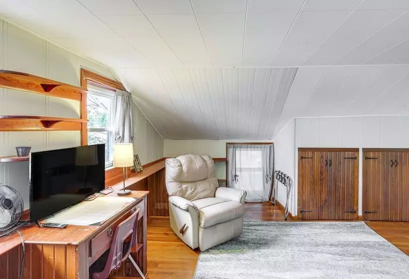 Central & Private Milan Home ~ 10 Mi To Sandusky!