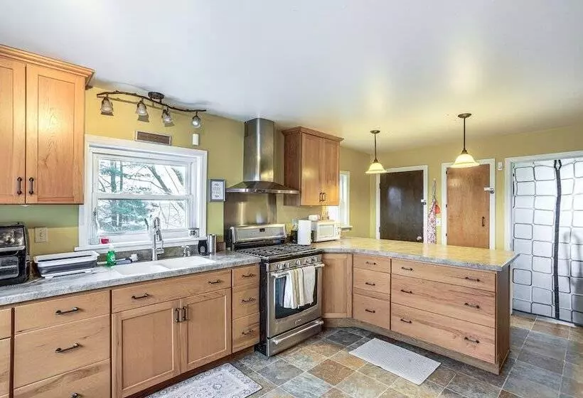 Central & Private Milan Home ~ 10 Mi To Sandusky!