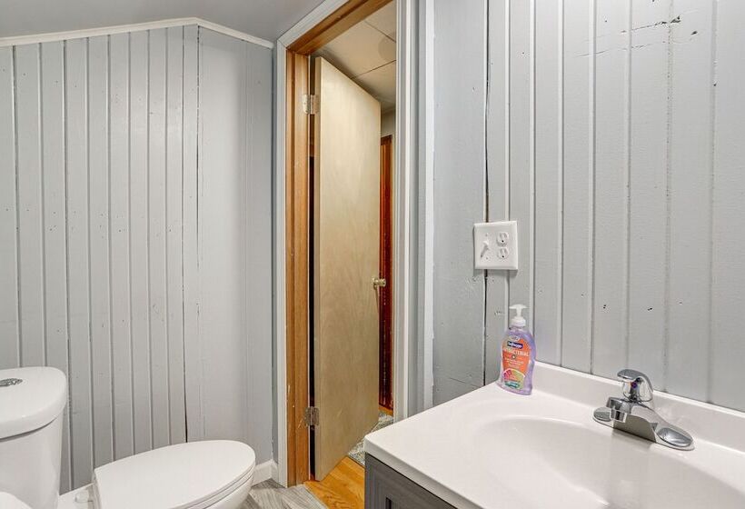 Central & Private Milan Home ~ 10 Mi To Sandusky!