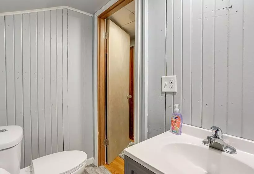 Central & Private Milan Home ~ 10 Mi To Sandusky!