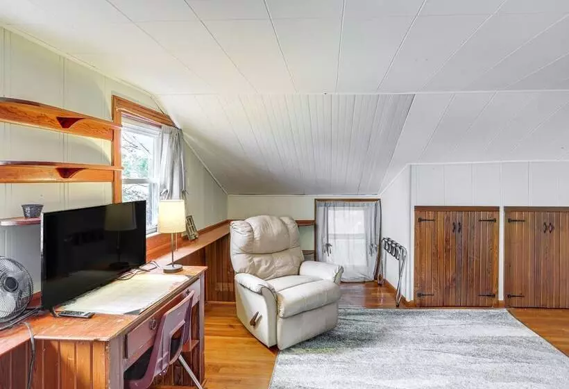 Central & Private Milan Home ~ 10 Mi To Sandusky!