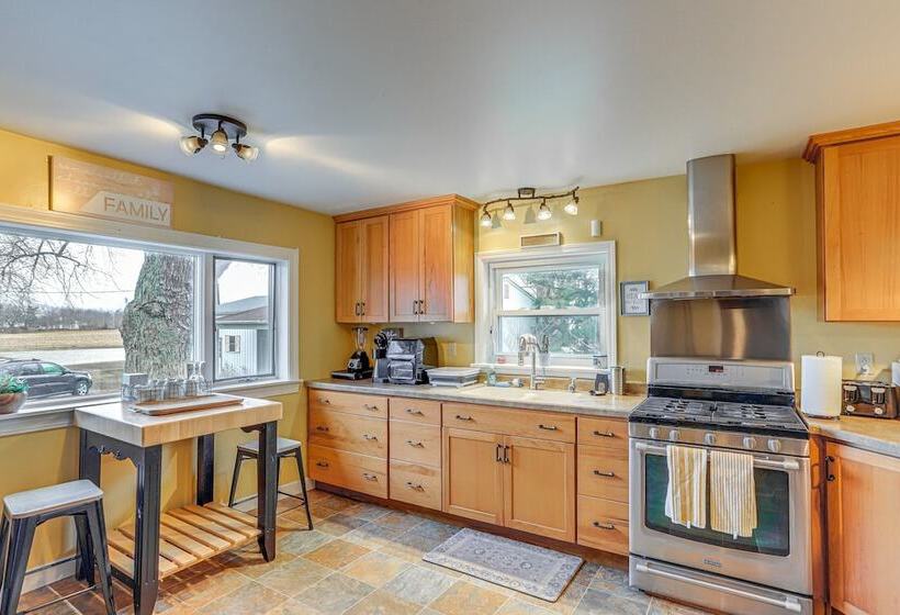 Central & Private Milan Home ~ 10 Mi To Sandusky!