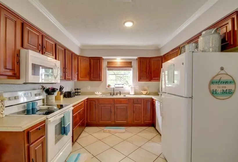 Charming Family Cottage Near Pass Christian Beach!