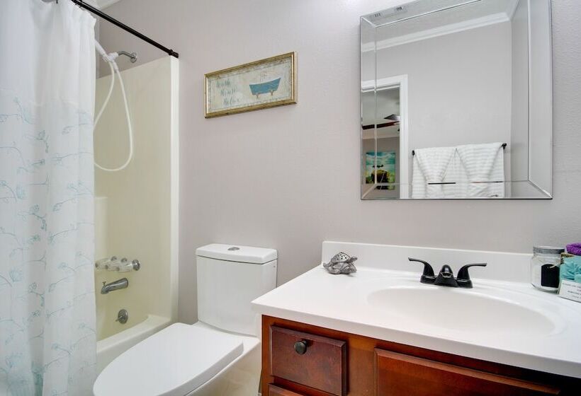 Charming Family Cottage Near Pass Christian Beach!