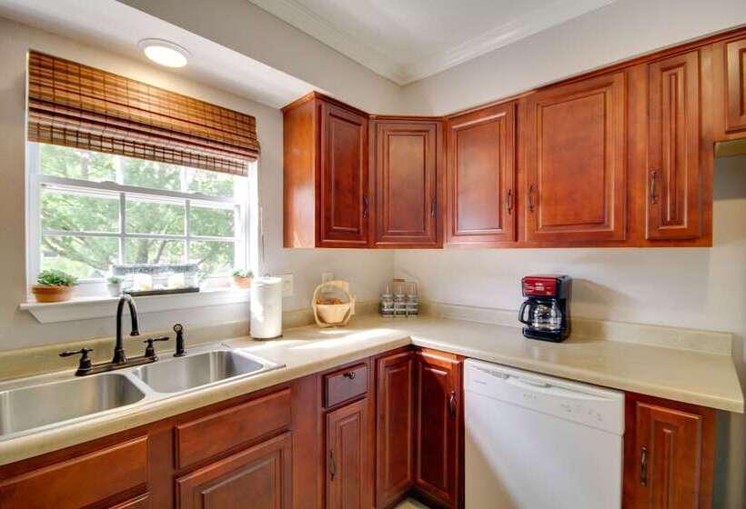 Charming Family Cottage Near Pass Christian Beach!