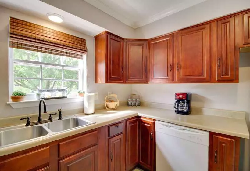 Charming Family Cottage Near Pass Christian Beach!