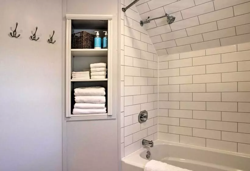 Charming Pine Point Cottage   2 Blocks To Ocean!