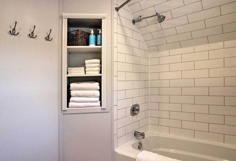 Charming Pine Point Cottage 2 Blocks To Ocean!