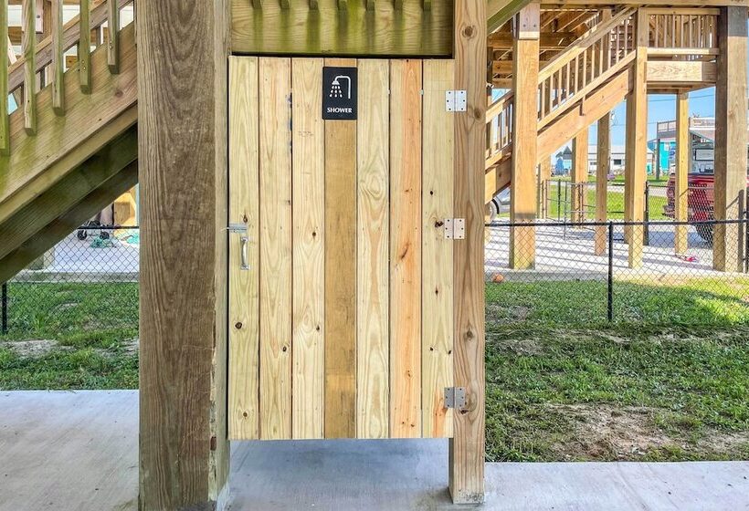 Walk To Beach: Chic Crystal Beach Escape W/ Deck!