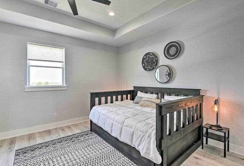 Walk To Beach: Chic Crystal Beach Escape W/ Deck!