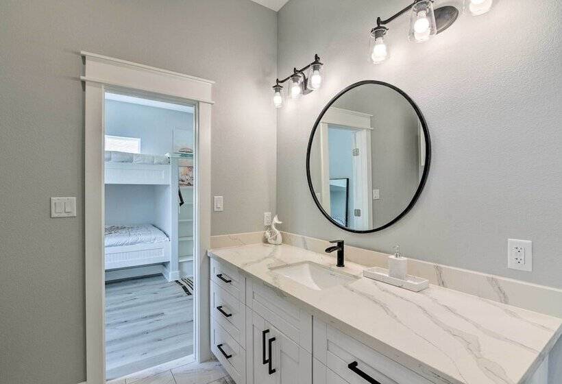 Walk To Beach: Chic Crystal Beach Escape W/ Deck!