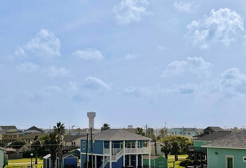 Walk To Beach: Chic Crystal Beach Escape W/ Deck!